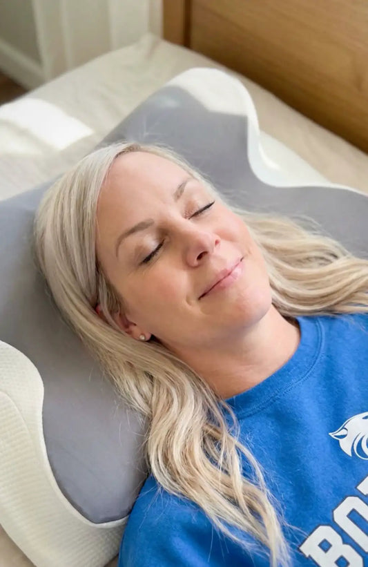 Eine Frau schläft auf dem Nalivo Kissen 